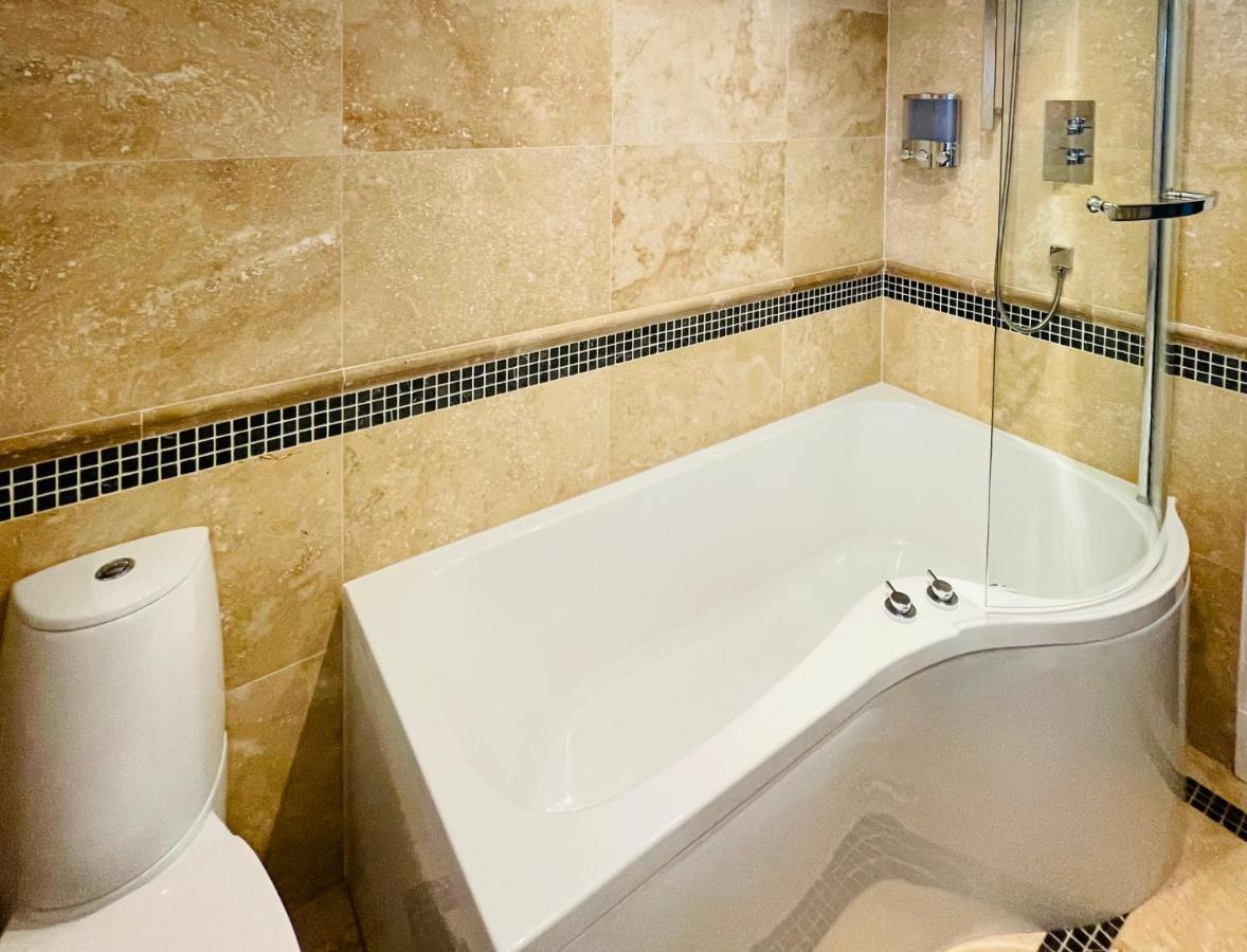 Stunning 2-Bed-2Bath Apt In Whitby With Parking Apartamento Exterior foto