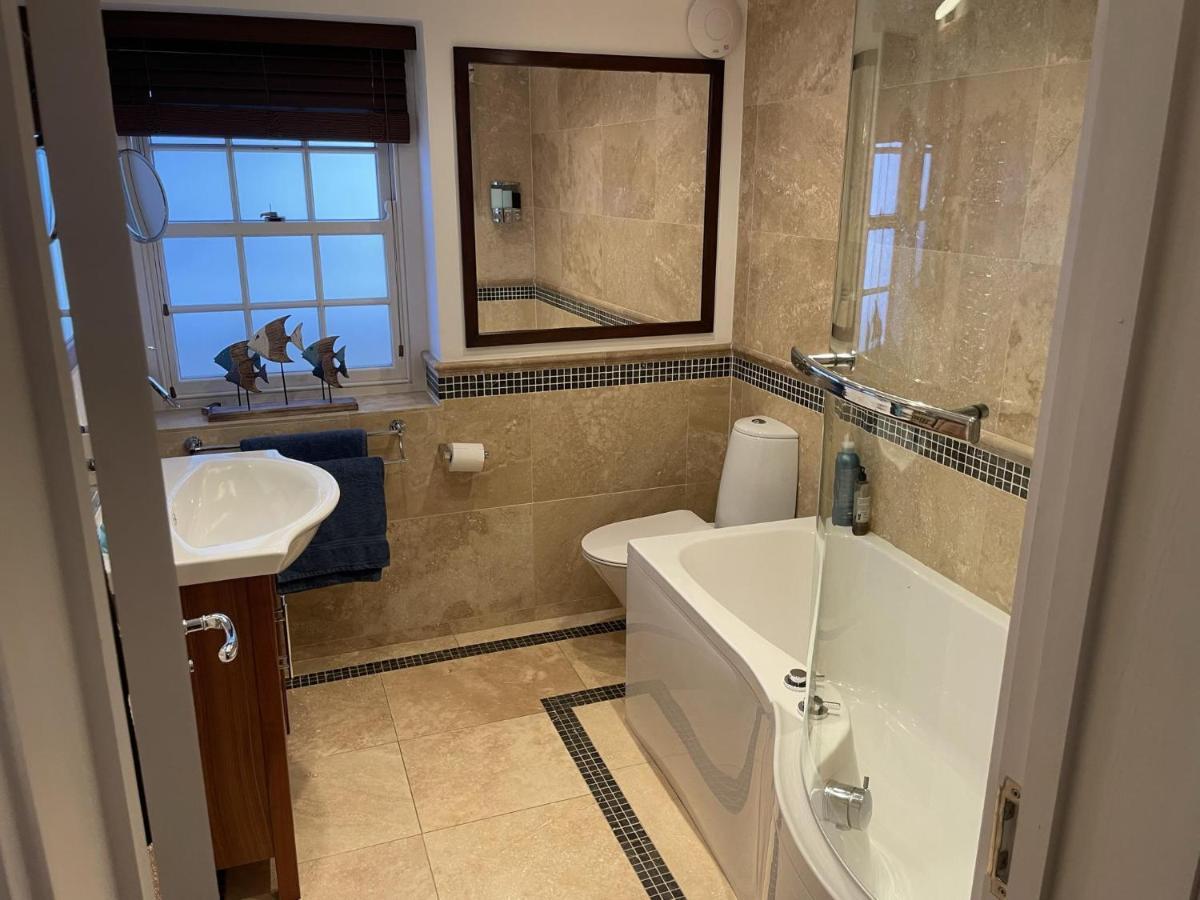 Stunning 2-Bed-2Bath Apt In Whitby With Parking Apartamento Exterior foto