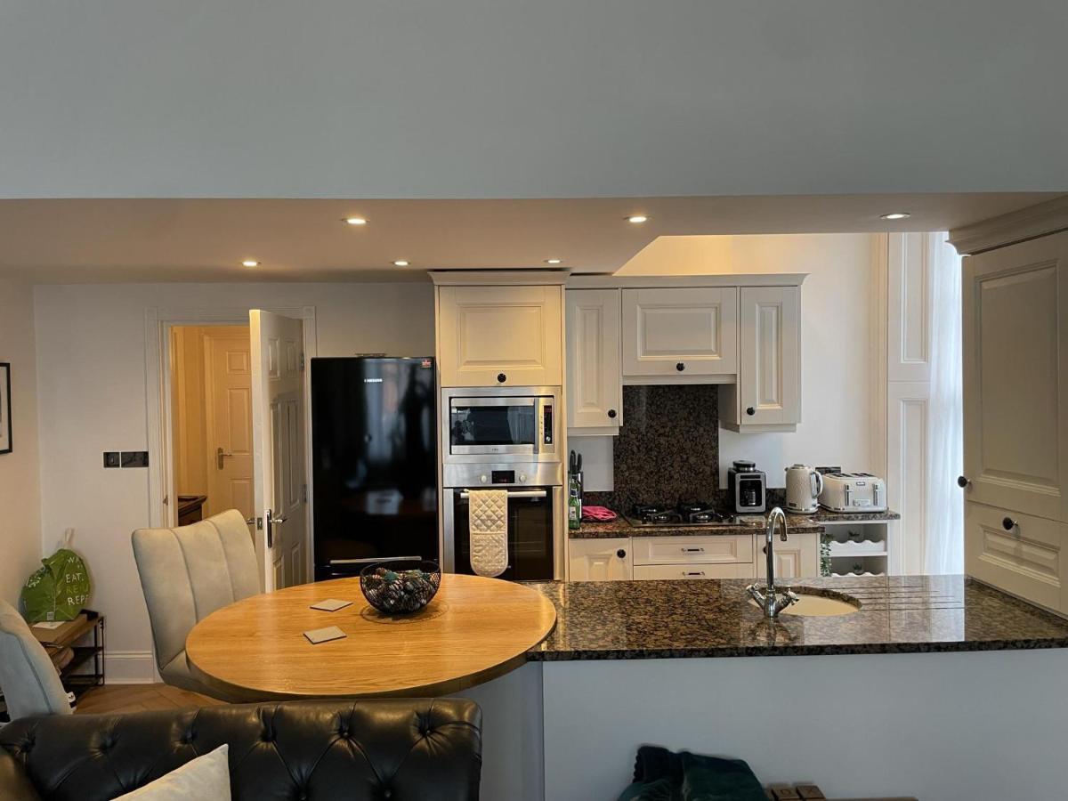Stunning 2-Bed-2Bath Apt In Whitby With Parking Apartamento Exterior foto